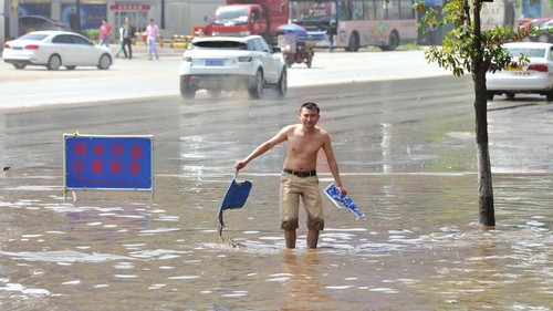 大雨袭宜宾居民变身"捞牌族"&nbsp;捞一块20至80元(图1)