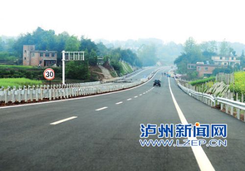 2015清明节期间 泸州27个收费站小车免费通行(图1) 泸渝高速 记者 曹卫兵 摄