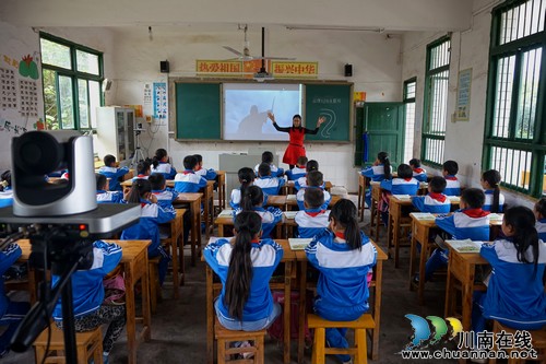 泸州叙永:扛着机器下乡入校寻“名师”、找“优课”(图1) 泸州叙永:扛着机器下乡入校寻“名师”、找“优课”(图1)