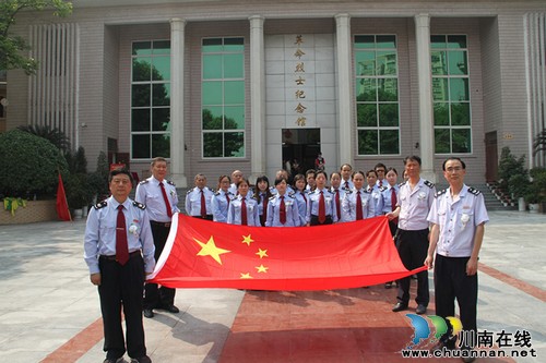 龙马潭区国税局开展清明节祭扫活动(图1)
