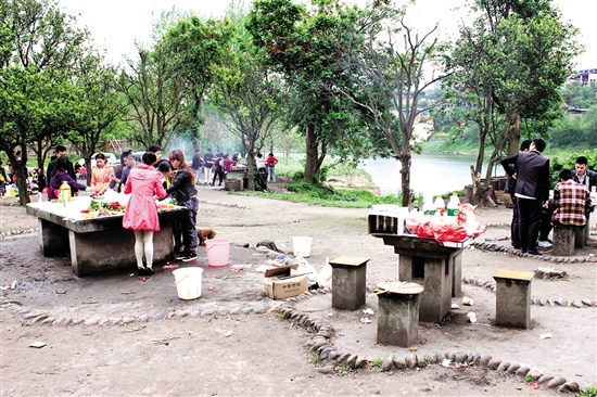 小长假期间景点历"劫" 游客不文明举止煞风景(图1) 小长假期间景点历"劫" 游客不文明举止煞风景(图1)