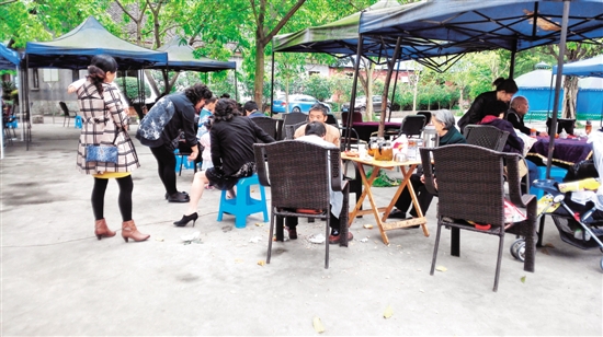 小长假期间景点历"劫" 游客不文明举止煞风景(图2) 小长假期间景点历"劫" 游客不文明举止煞风景(图2)