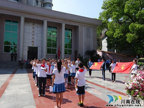 泸州十八中开展清明祭扫革命先烈活动(图2) 泸州十八中开展清明祭扫革命先烈活动(图2)