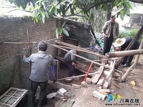 红星街道:专项整治小区乱搭乱建(图1) 红星街道:专项整治小区乱搭乱建(图1)