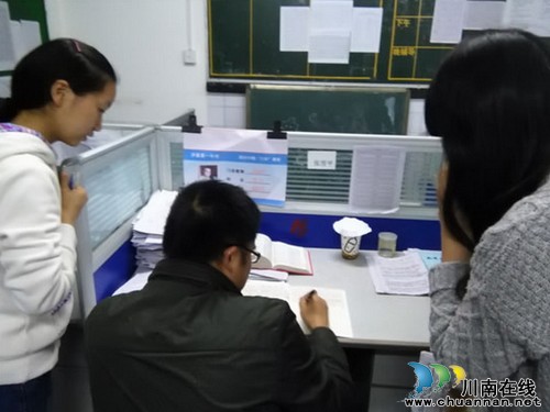 泸县一中高三年级“专家门诊”如火如荼展开(图1) 泸县一中高三年级“专家门诊”如火如荼展开(图1)