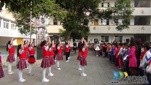 泸州华阳街道：南城学校举行2015年文明礼仪教育活动启动仪式(图2)