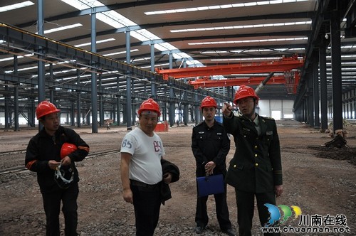 江阳消防大队深入泸州国家级高新区现场指导重点项目施工建设(图1)