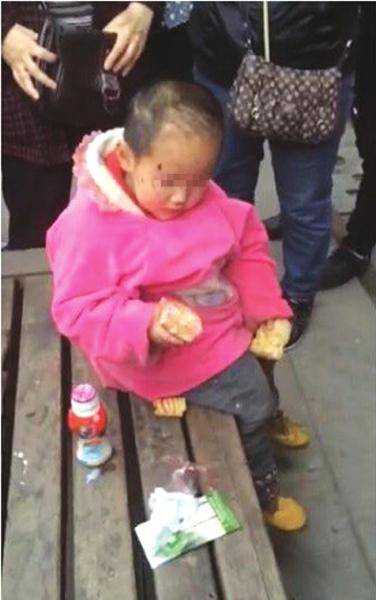 自贡:三岁女孩被弃独坐大街 亲人不愿接她回家(图1) 自贡:三岁女孩被弃独坐大街 亲人不愿接她回家(图1)