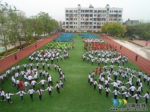 泸县举行中小学大课间评比活动(图1)