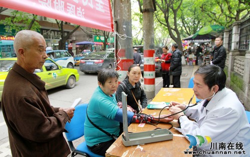 泸医附院和濂溪路社区联合举办爱国卫生义诊活动(图2)