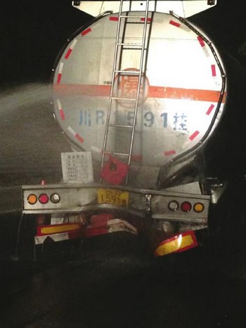 丰田高速追尾罐车&nbsp;甲醇泄漏一大半(图2)