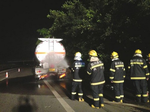丰田高速追尾罐车&nbsp;甲醇泄漏一大半(图1)