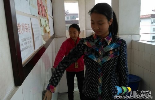 泸州天仙硐小学开展“我爱校园，弯腰行动”(图2)