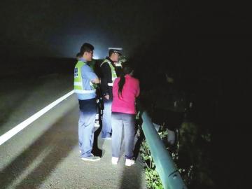 与妻闹离婚高速上"散心" 富顺男暴走高速8小时(图1) 与妻闹离婚高速上"散心" 富顺男暴走高速8小时(图1)