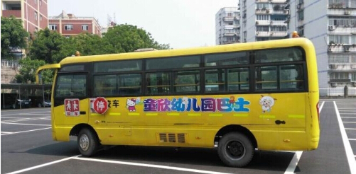 泸州一校车后轮仅剩一颗螺丝&nbsp;还载着满车娃跑(图1)