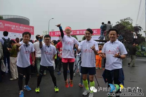 酒保助威团激情都江堰双遗马拉松赛(图2) 酒保助威团激情都江堰双遗马拉松赛(图2)