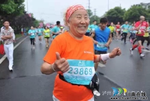 酒保助威团激情都江堰双遗马拉松赛(图4) 酒保助威团激情都江堰双遗马拉松赛(图4)