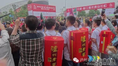 酒保助威团激情都江堰双遗马拉松赛(图7) 酒保助威团激情都江堰双遗马拉松赛(图7)