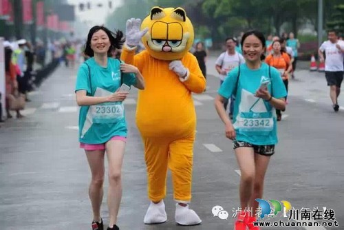 酒保助威团激情都江堰双遗马拉松赛(图5) 酒保助威团激情都江堰双遗马拉松赛(图5)