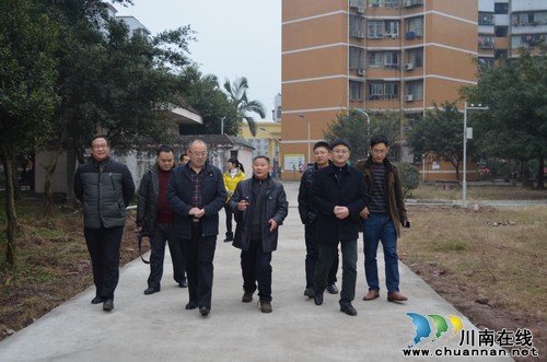 泸县县委常委、政法委书记张文杰率队到玉蟾街道督查“三无院落”整治工作(图1)