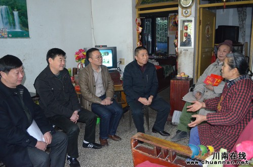 泸县县委副书记、县长薛学深到玉蟾街道开展春节走访慰问活动(图1)