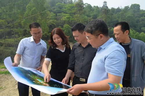 泸县副县长杜作文带队到玉蟾街道调研农业产业化工作(图1) 泸县副县长杜作文带队到玉蟾街道调研农业产业化工作(图1)