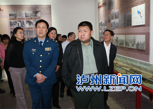 毛新宇朱和平莅泸&nbsp;向红军太平渡口纪念碑敬献花(图3)