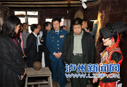 毛新宇朱和平莅泸&nbsp;向红军太平渡口纪念碑敬献花(图2)