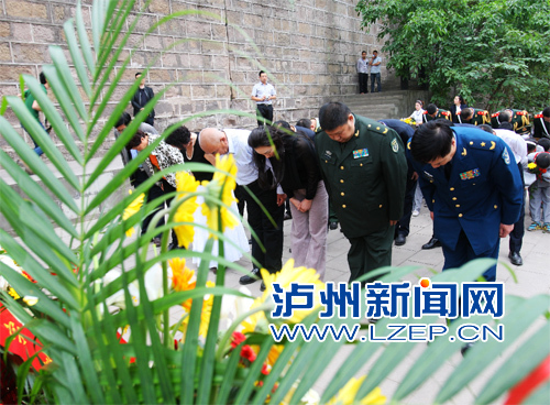 毛新宇朱和平莅泸&nbsp;向红军太平渡口纪念碑敬献花(图1)