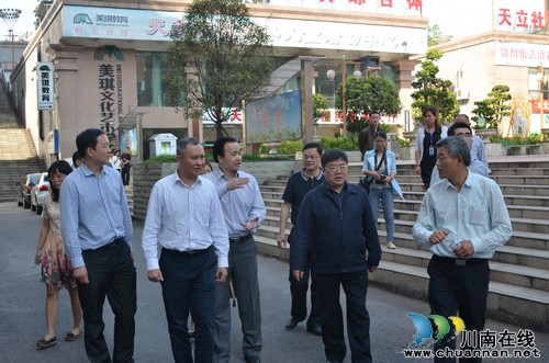 李滨生肯定泸州建设幸福和谐社区取得的成绩(图1) 李滨生肯定泸州建设幸福和谐社区取得的成绩(图1)