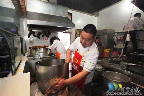 龙马潭区：以奖代补治理&nbsp;餐饮店换“新颜”(图2)
