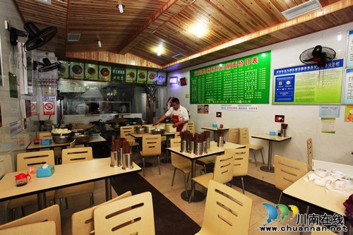 龙马潭区：以奖代补治理&nbsp;餐饮店换“新颜”(图1)