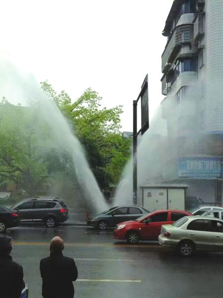 内江一水管爆裂，市民排长龙洗免费车(图1)