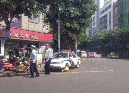 宜宾多辆制式车违停被锁&nbsp;网友赞交警公正执法(图2)