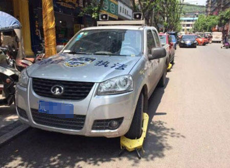 宜宾多辆制式车违停被锁&nbsp;网友赞交警公正执法(图1)