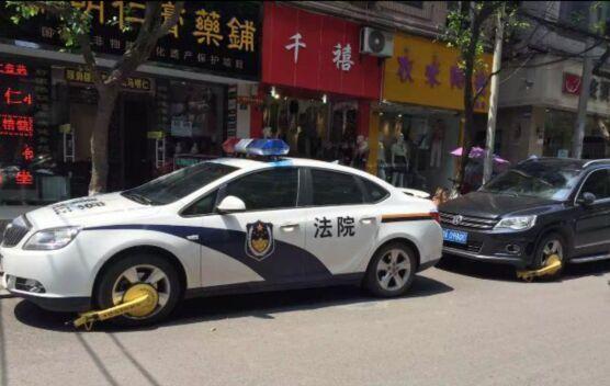 宜宾多辆制式车违停被锁&nbsp;网友赞交警公正执法(图3)