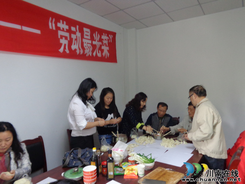 华阳街道：包联部门爱心馄饨送环卫工人(图1)
