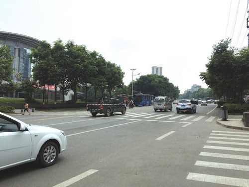 泸州一车"飞"过斑马线女童被卷入车底 2人死亡(图1) 泸州一车"飞"过斑马线女童被卷入车底 2人死亡(图1)