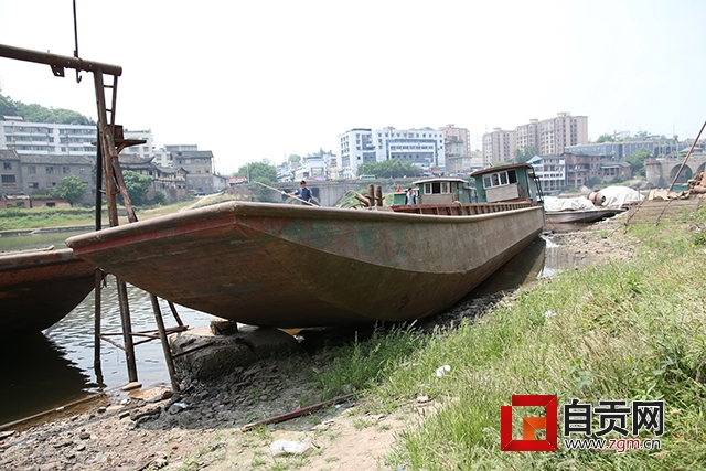 自贡:水位下降“绊”住釜溪河几十艘货船(图3)