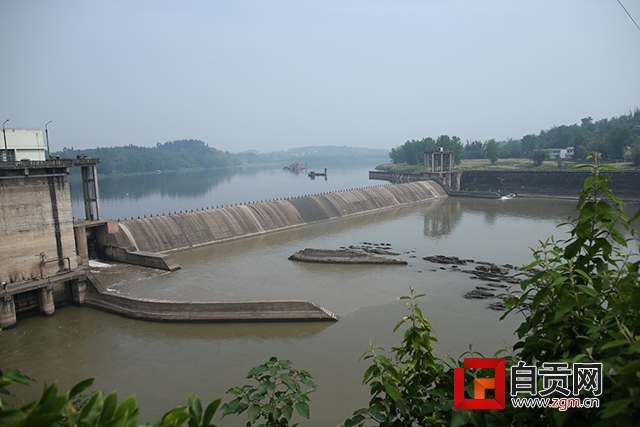 自贡:水位下降“绊”住釜溪河几十艘货船(图1)
