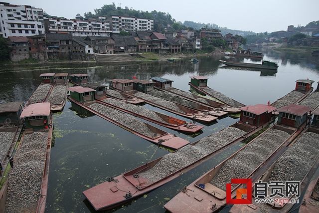 自贡:水位下降“绊”住釜溪河几十艘货船(图4)