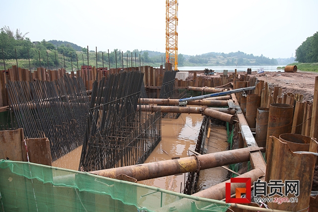 自贡:水位下降“绊”住釜溪河几十艘货船(图5)