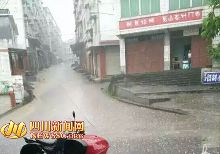 泸州古蔺叙永部分地区遭冰雹袭击 持续1小时(图1) 泸州古蔺叙永部分地区遭冰雹袭击 持续1小时(图1)