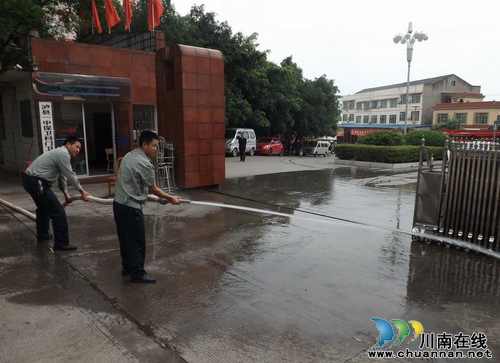 泸县一中开展安全消防演练(图1)