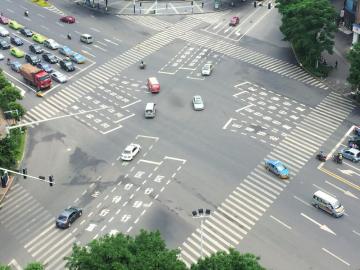 泸州试点“直行待行区”路口通行模式(图1) 泸州试点“直行待行区”路口通行模式(图1)