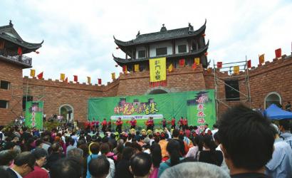 泸州叙永江门古寨花海迎客 老外想来拍婚纱(图1) 泸州叙永江门古寨花海迎客 老外想来拍婚纱(图1)