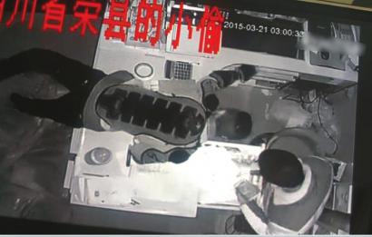 自贡保安上演摩托版"速度与激情" 拿下窃贼(图1) 自贡保安上演摩托版"速度与激情" 拿下窃贼(图1)