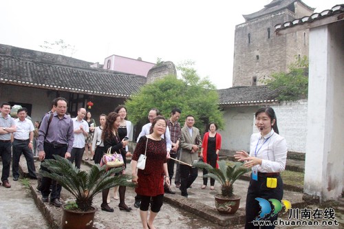 泸州市政协副主席周亚琼率队到方洞镇调研文物保护工作(图1) 泸州市政协副主席周亚琼率队到方洞镇调研文物保护工作(图1)