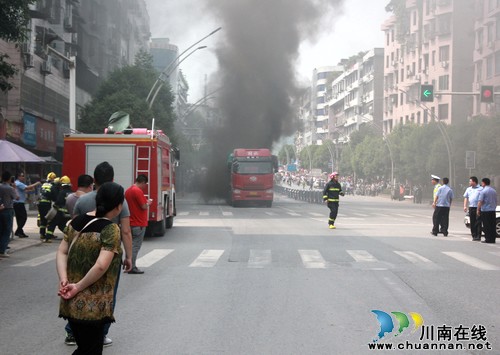 叙永交警联合消防部门成功处置一起货车燃烧事件(图1) 叙永交警联合消防部门成功处置一起货车燃烧事件(图1)