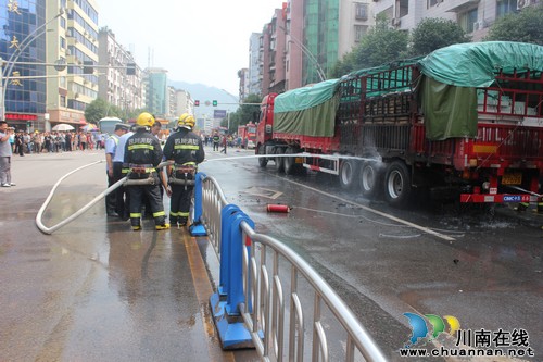 叙永交警联合消防部门成功处置一起货车燃烧事件(图3) 叙永交警联合消防部门成功处置一起货车燃烧事件(图3)
